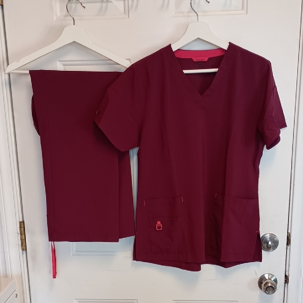 Carhartt Burgundy Scrub Set with V-Neck Top and Pants Medium